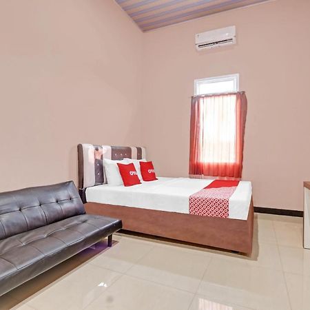 Oyo 90796 Hotel Mulya Indah Tambakmulya Bagian luar foto
