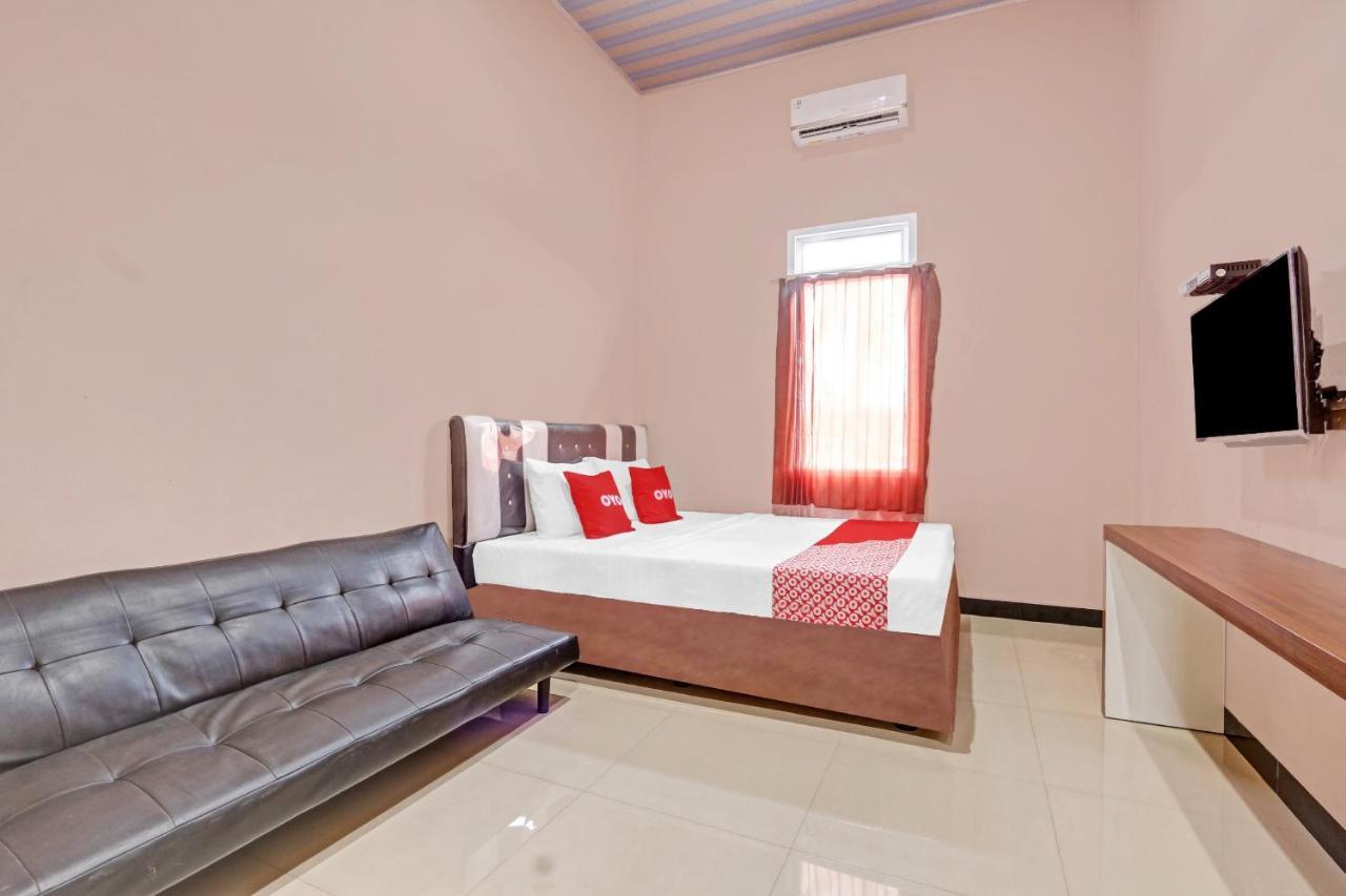 Oyo 90796 Hotel Mulya Indah Tambakmulya Bagian luar foto